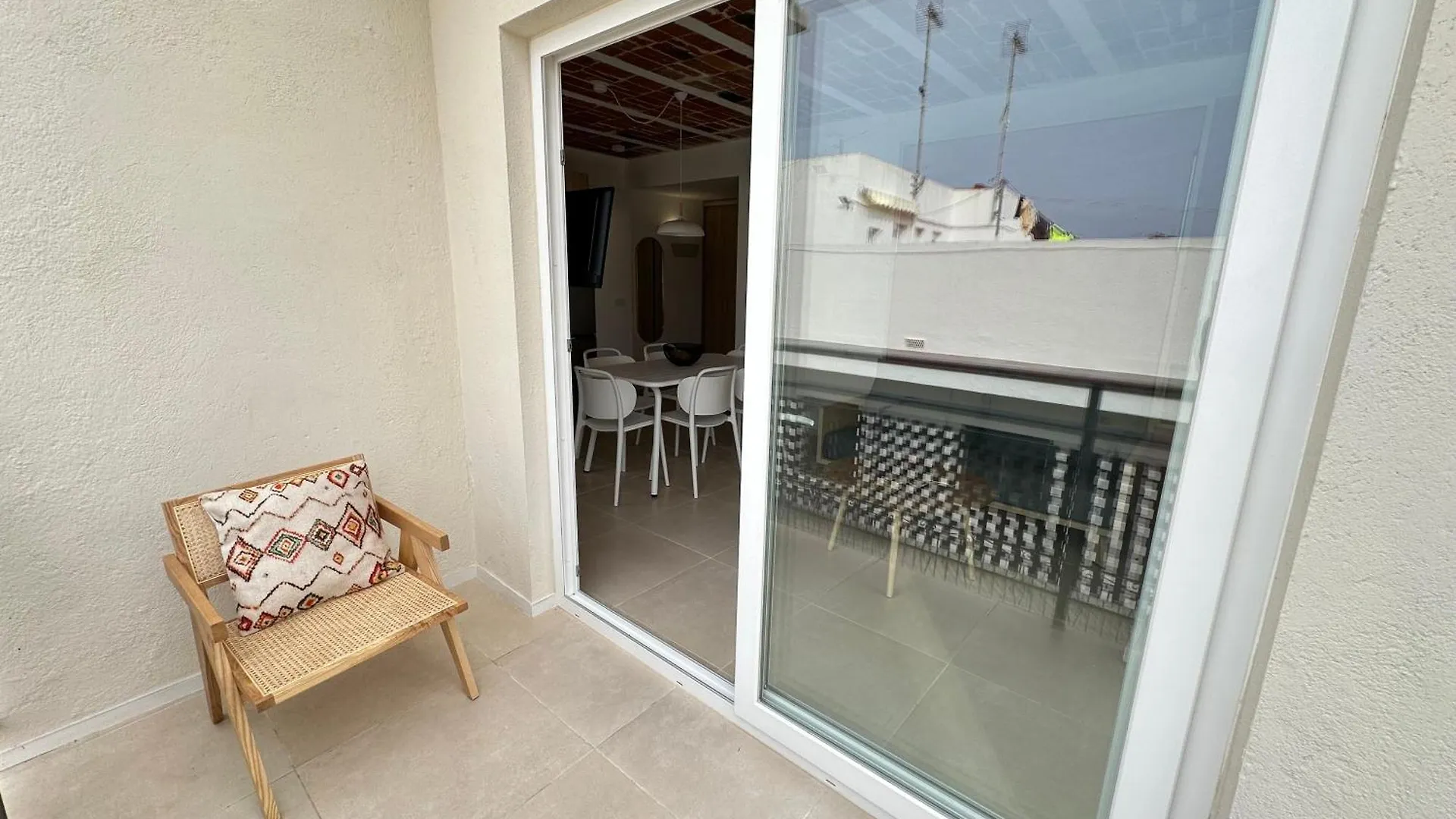 Agi Arago Apartments Roses