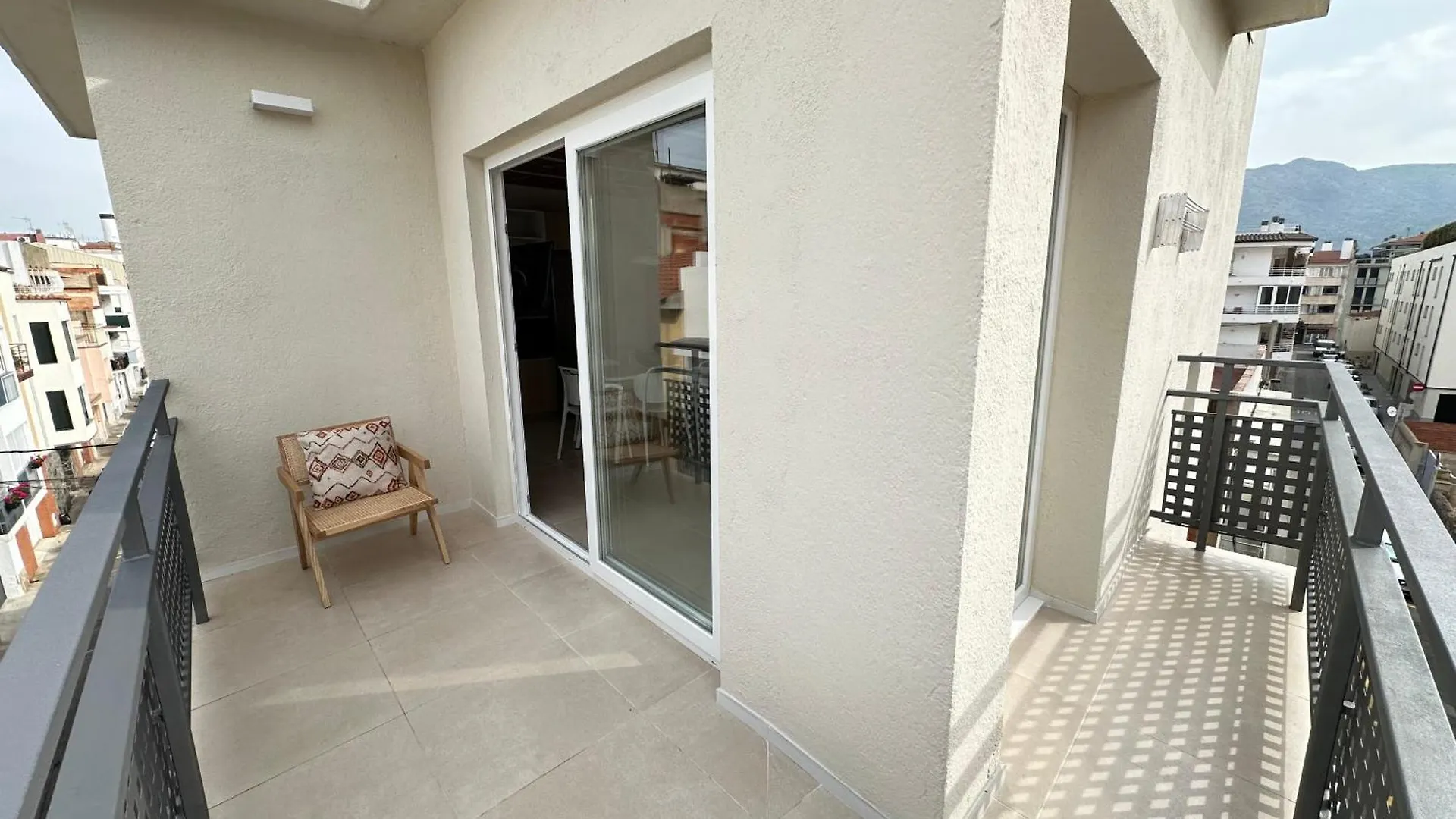 Agi Arago Apartments Roses