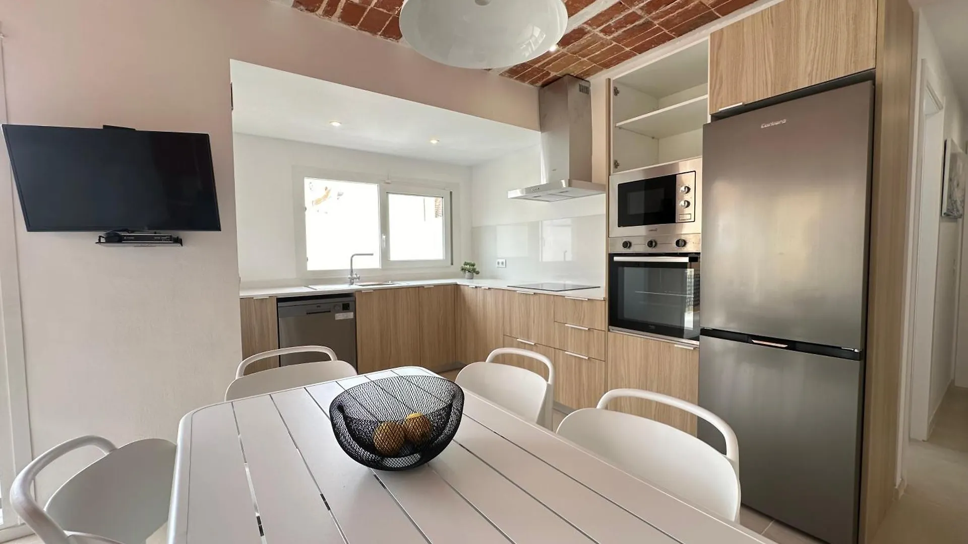 Agi Arago Apartments Roses