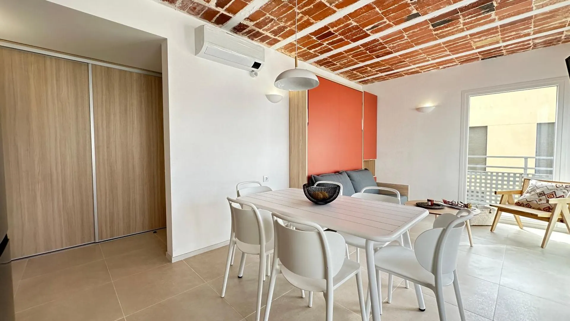 Agi Arago Apartments Roses
