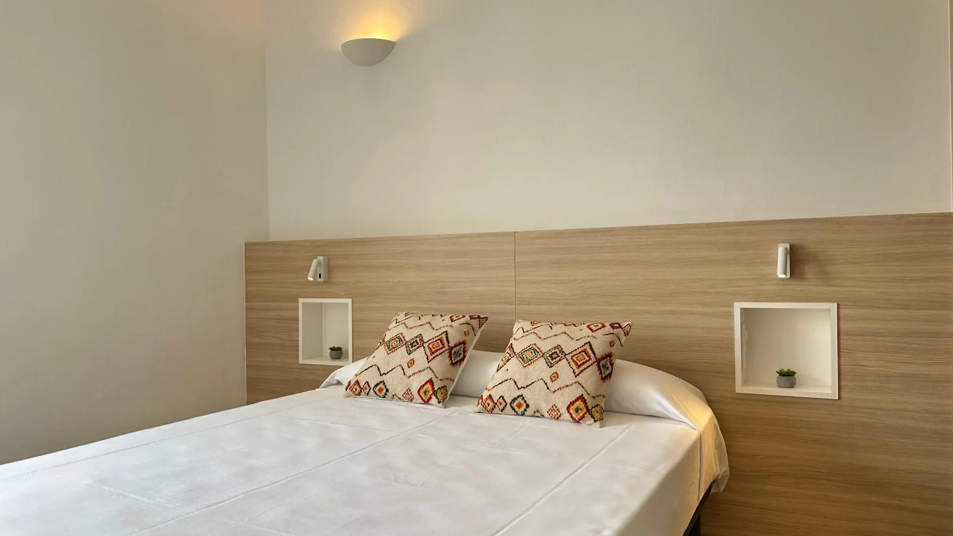Agi Arago Apartments Roses