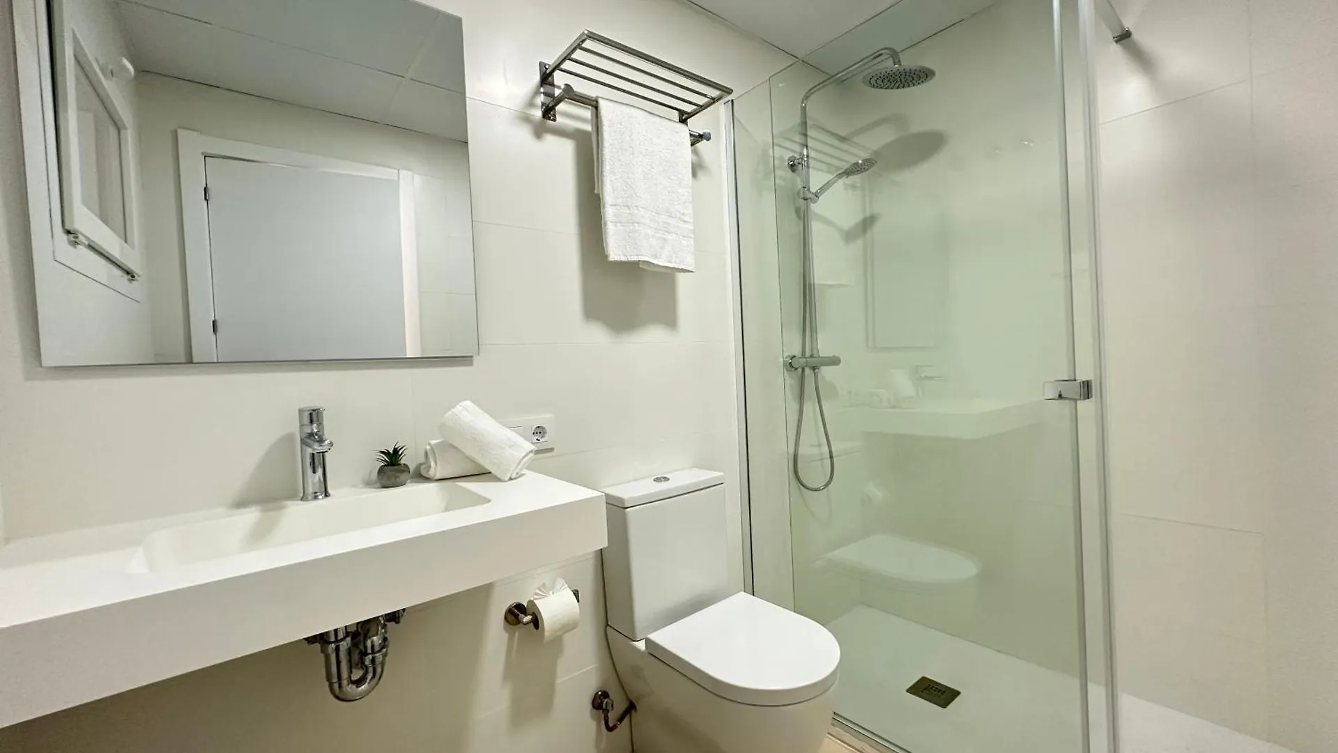 Agi Arago Apartments Roses