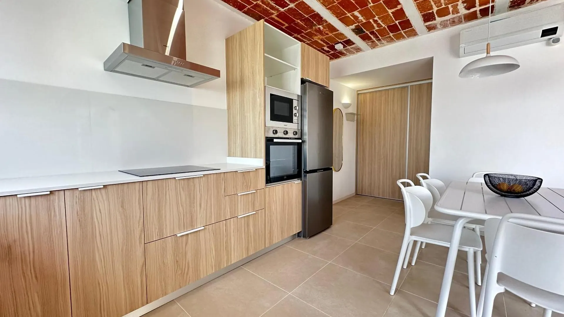 Agi Arago Apartments Roses